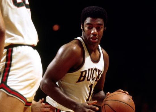 詹姆斯更多 詹姆斯更多