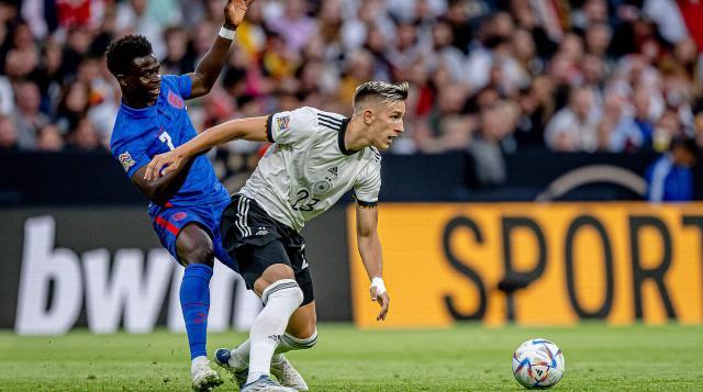 批评的矛头 批评的矛头